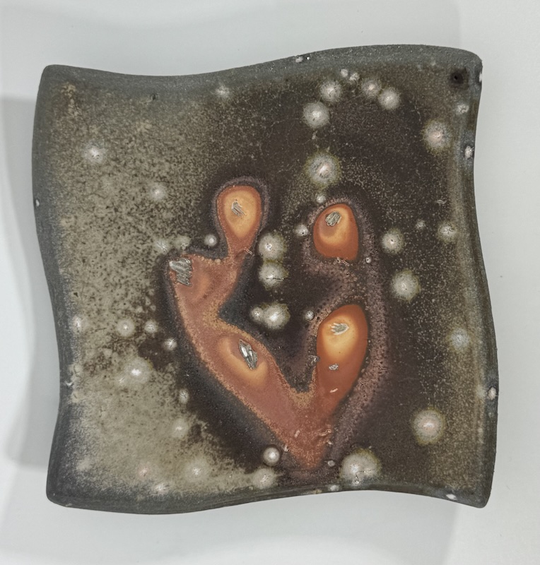 Square plate with a wavy edge