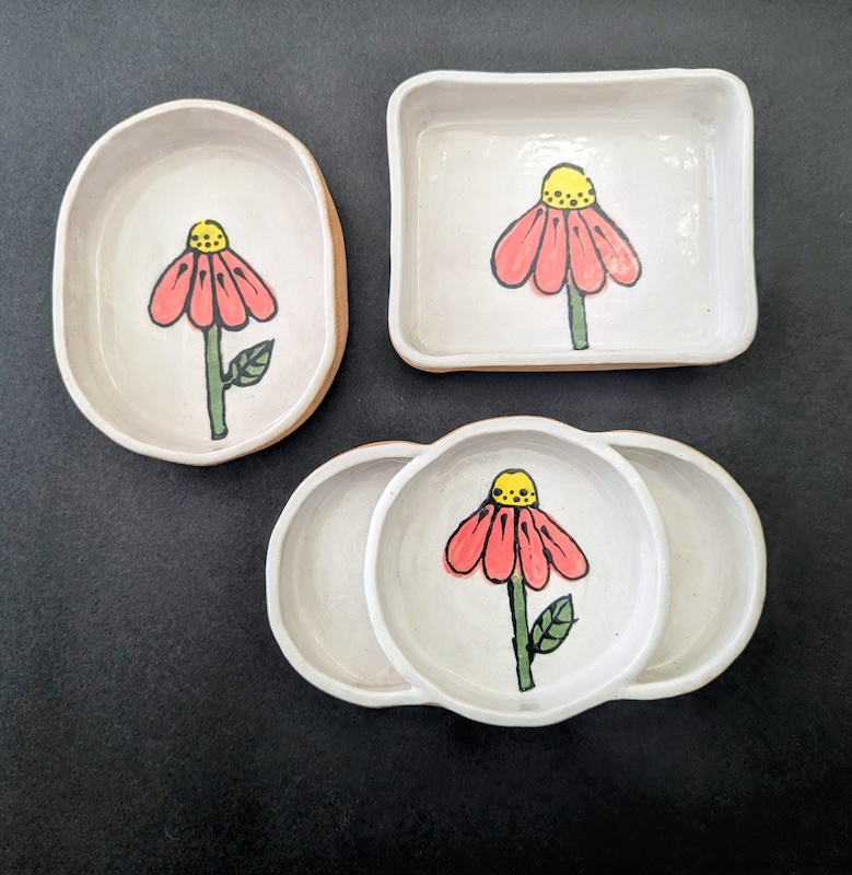 Trinket dishes with red flower decoration